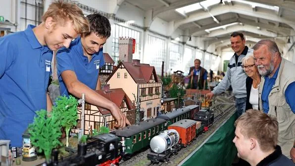 Besucher an der Modellbahnanlage im Depot