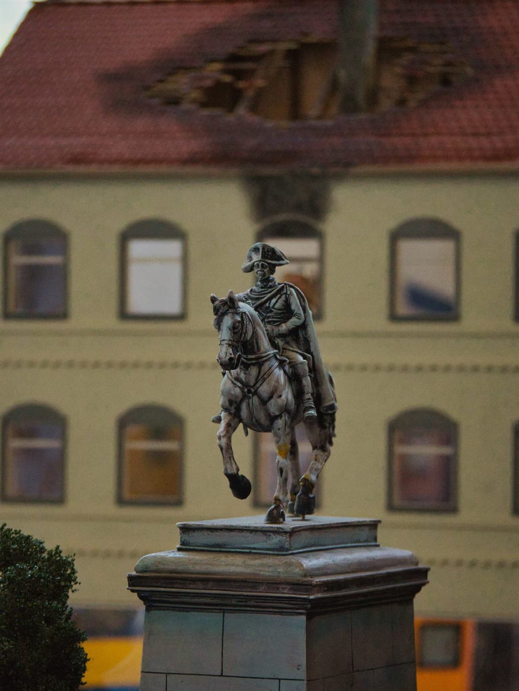 Reiterstandbild als Miniatur vor Häuserkulisse