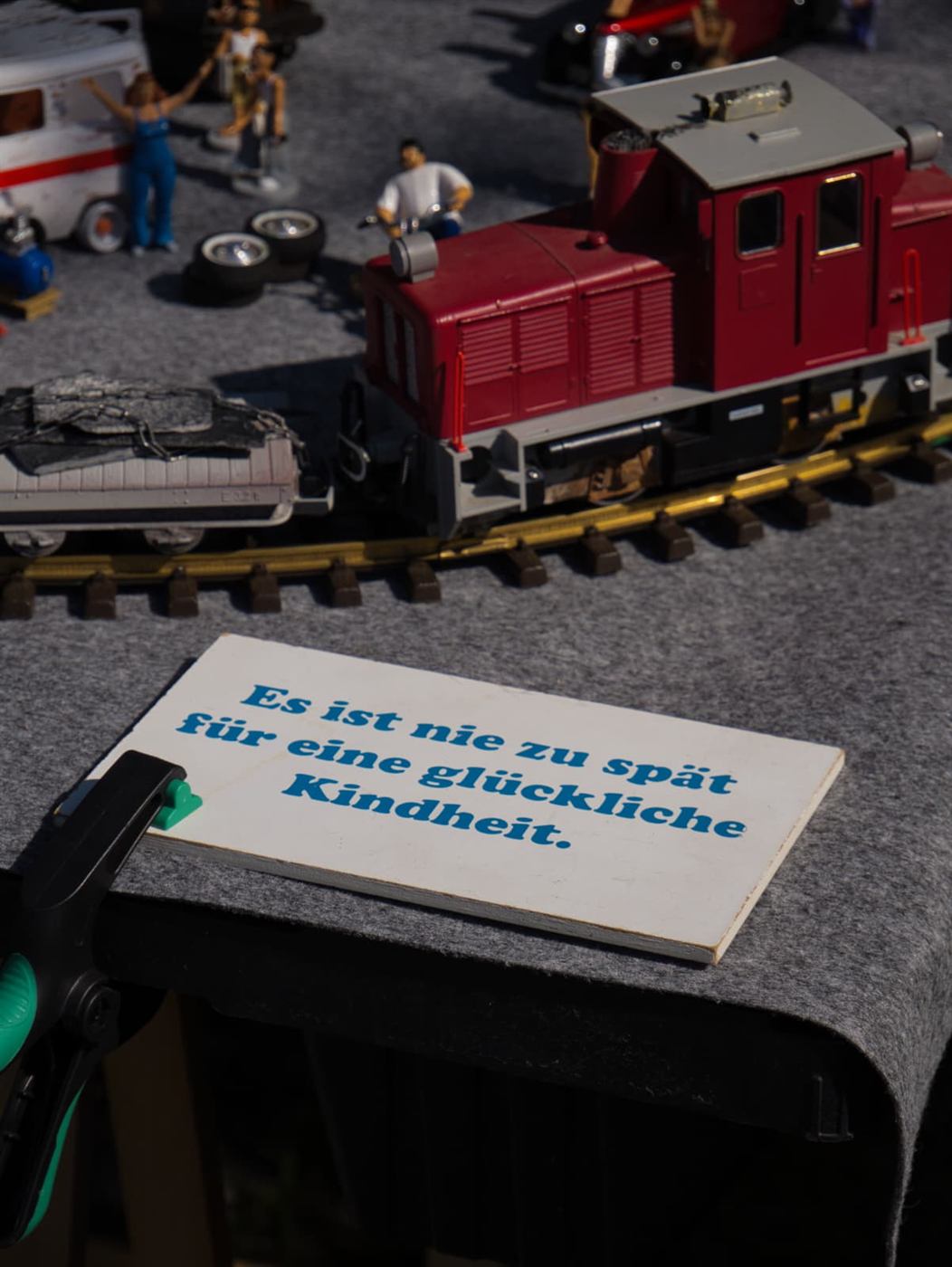 Schild: Es ist nie zu spät für eine glückliche Kindheit