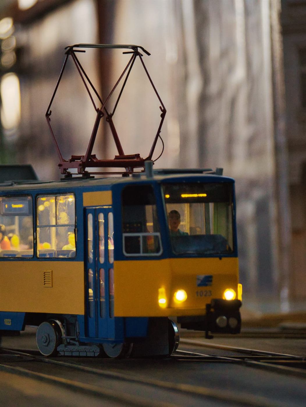 Beleuchtete Tatra-Straßenbahn bei Nacht